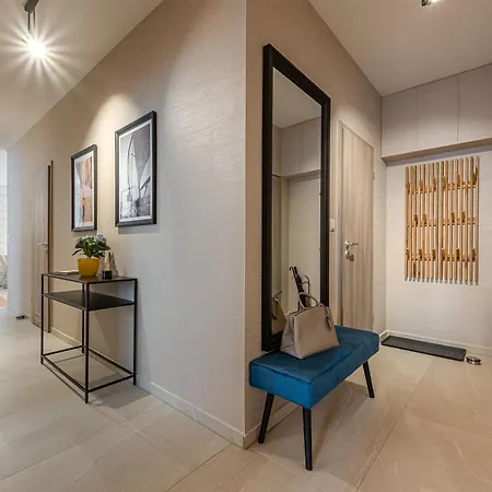 Apartment 3 Bedroom W Garage And Balcony *