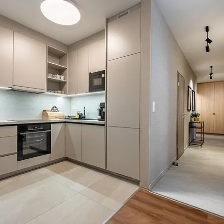 3 Bedroom W Garage And Balcony Apartment