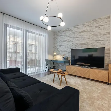 3 Bedroom W Garage And Balcony 부다페스트