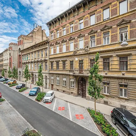 아파트 3 Bedroom W Garage And Balcony *