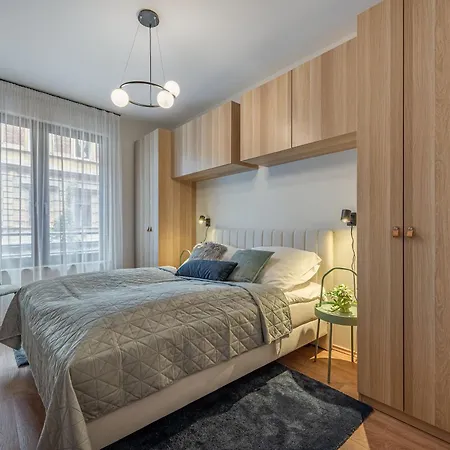 Apartment 3 Bedroom W Garage And Balcony