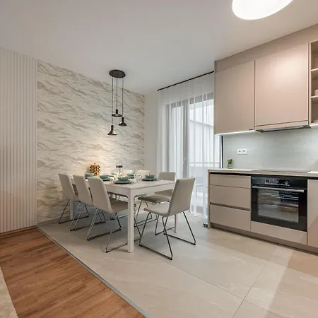 아파트 3 Bedroom W Garage And Balcony *