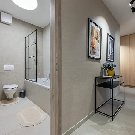 3 Bedroom W Garage And Balcony Apartment