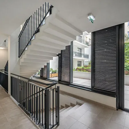 Apartment 3 Bedroom W Garage And Balcony