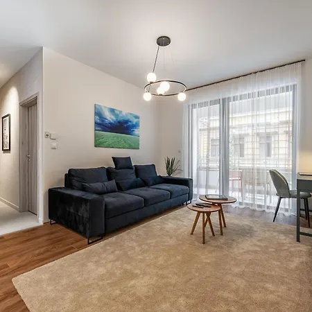 3 Bedroom W Garage And Balcony Apartment