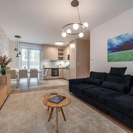 아파트 3 Bedroom W Garage And Balcony *