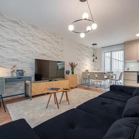 3 Bedroom W Garage And Balcony Apartment