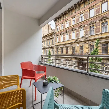 3 Bedroom W Garage And Balcony *
